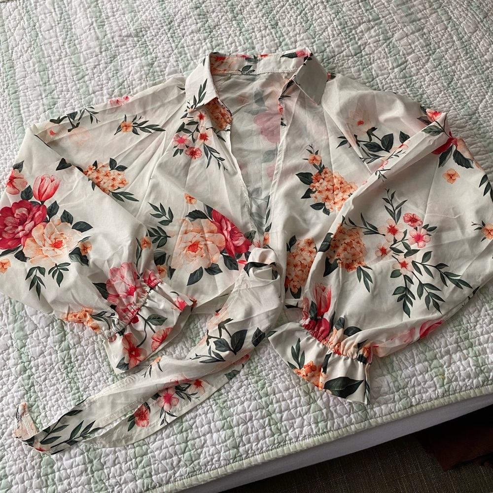 SOLD 🛑 Cropped Floral Wrap Top - Picture 4 of 11